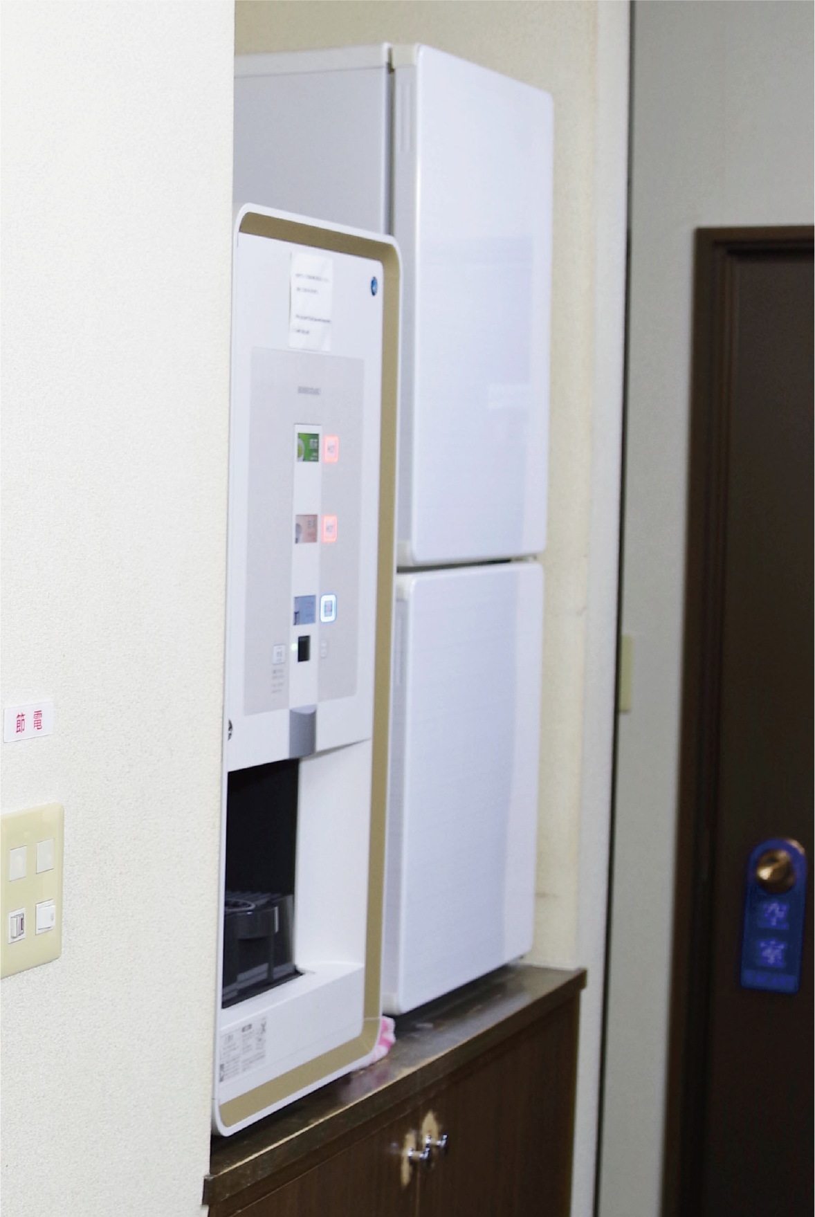 給茶機と冷蔵庫があるイメージ